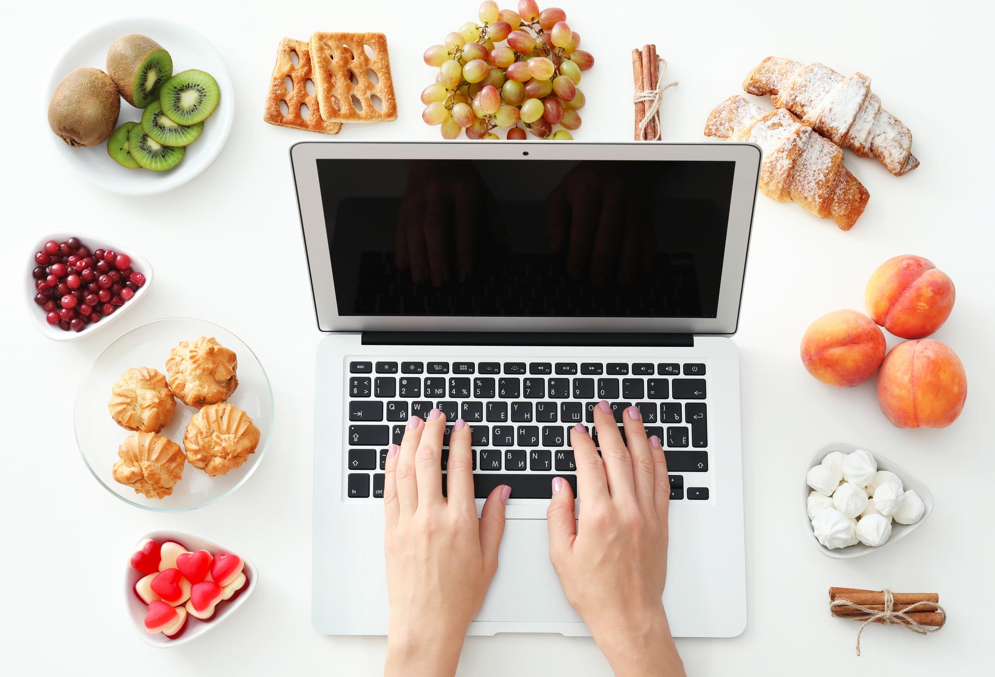 Compact visual: tasting session with notes and laptop